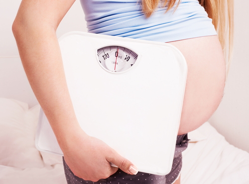 O excesso de peso interfere no ciclo hormonal da mulher.